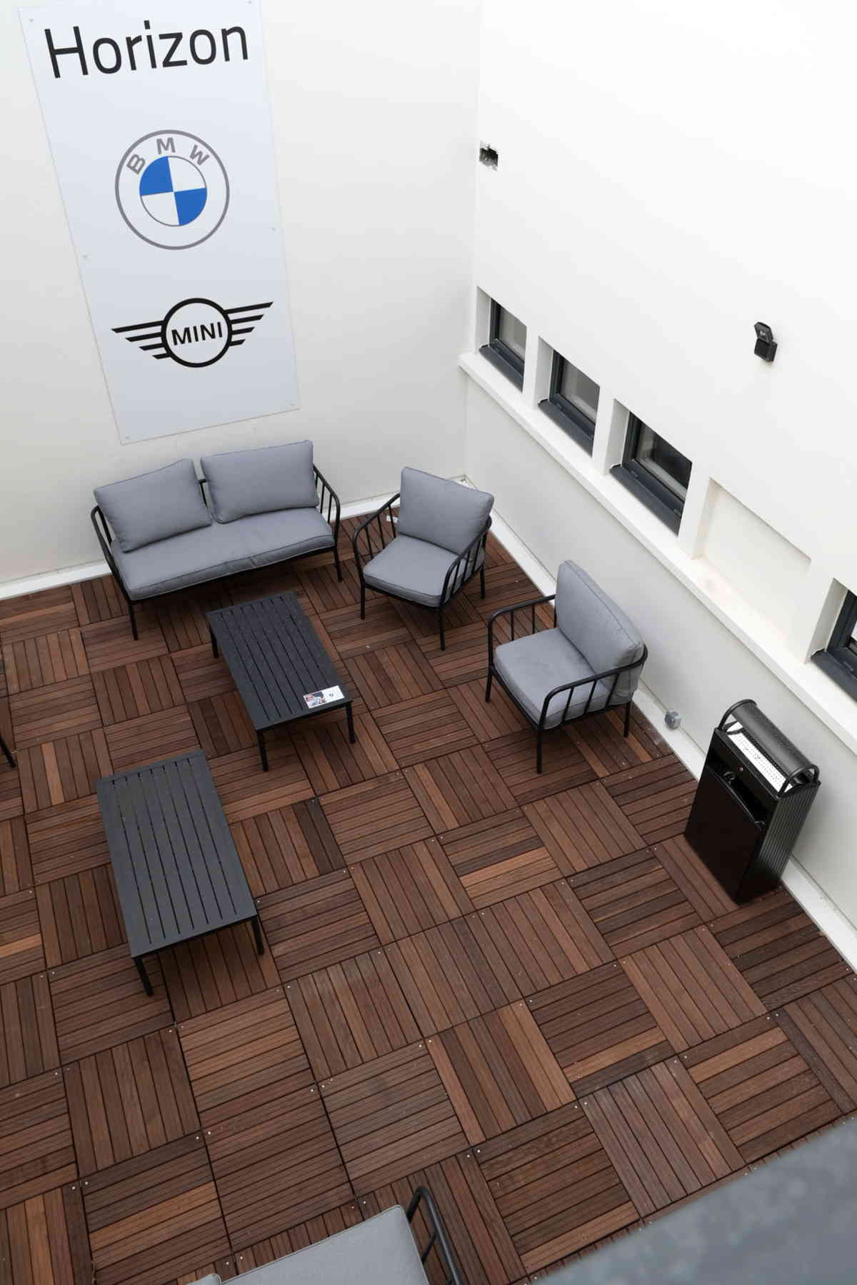 aménagement patio espace attente client BMW MINI - Groupe Horizon - Nanterre 92