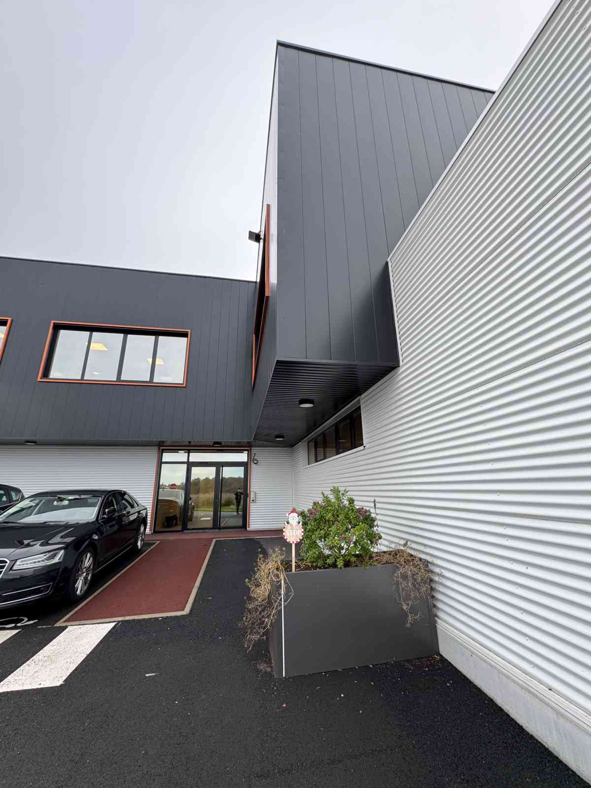 Réalisation d'un bâtiment industriel  pour la société 2B LIGHTING TECHNOLOGIES (91) - I2C Construction