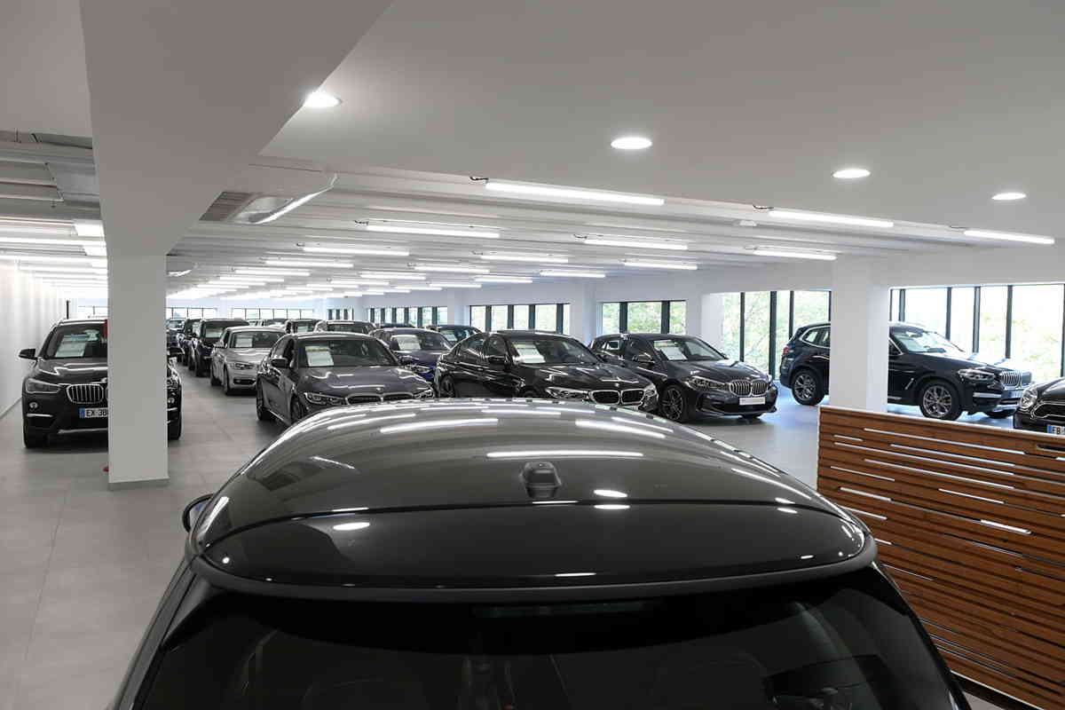 aménagement espace vente véhicules occasion - BMW MINI Nanterre 92