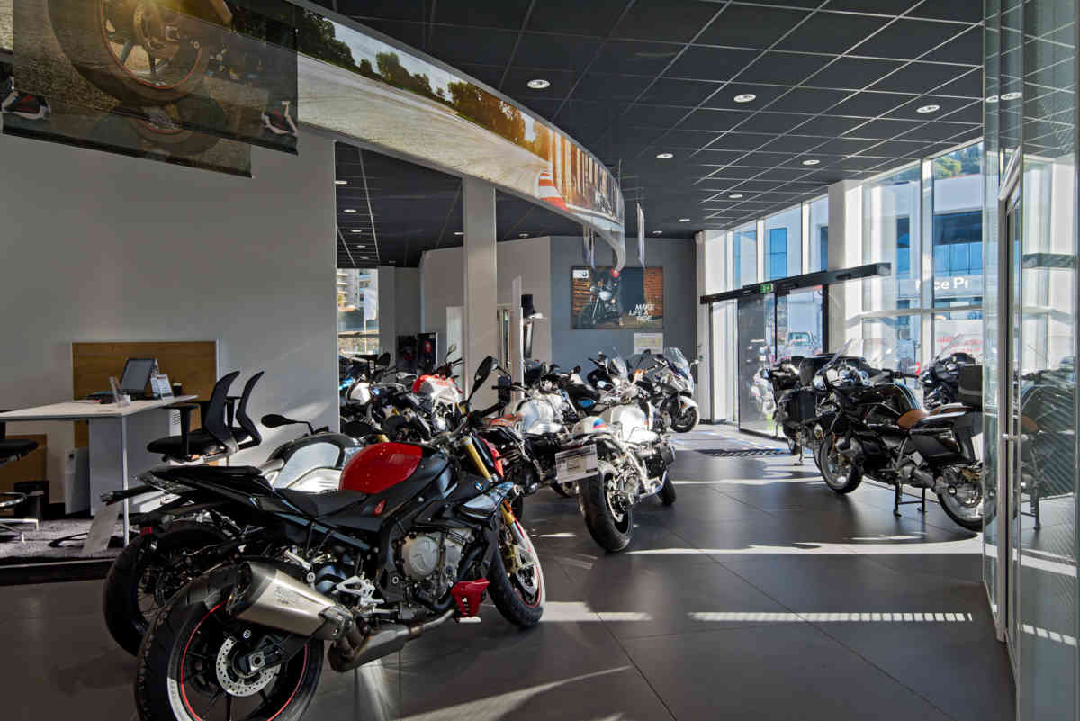 I2C Transformation et réhabilitation d’un immeuble de bureaux en une concession BMW MOTORRAD 