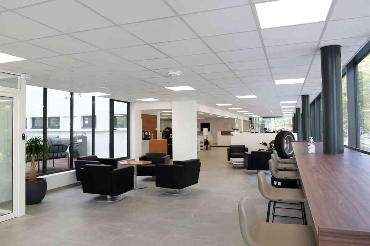 aménagement réhabilitation espace accueil, attente clients - BMW MINI Nanterre - 92