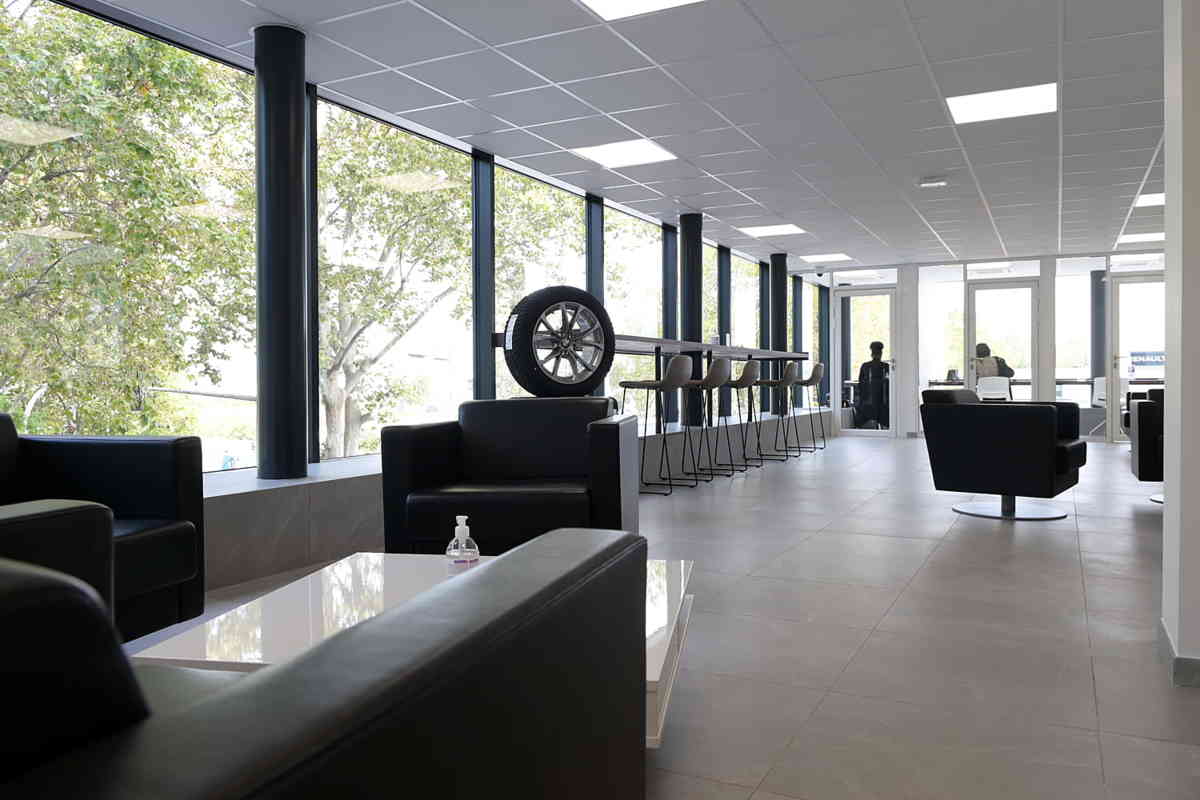 réhabilitation aménagement espace co-working et attente clients - BMW MINI Nanterre 92