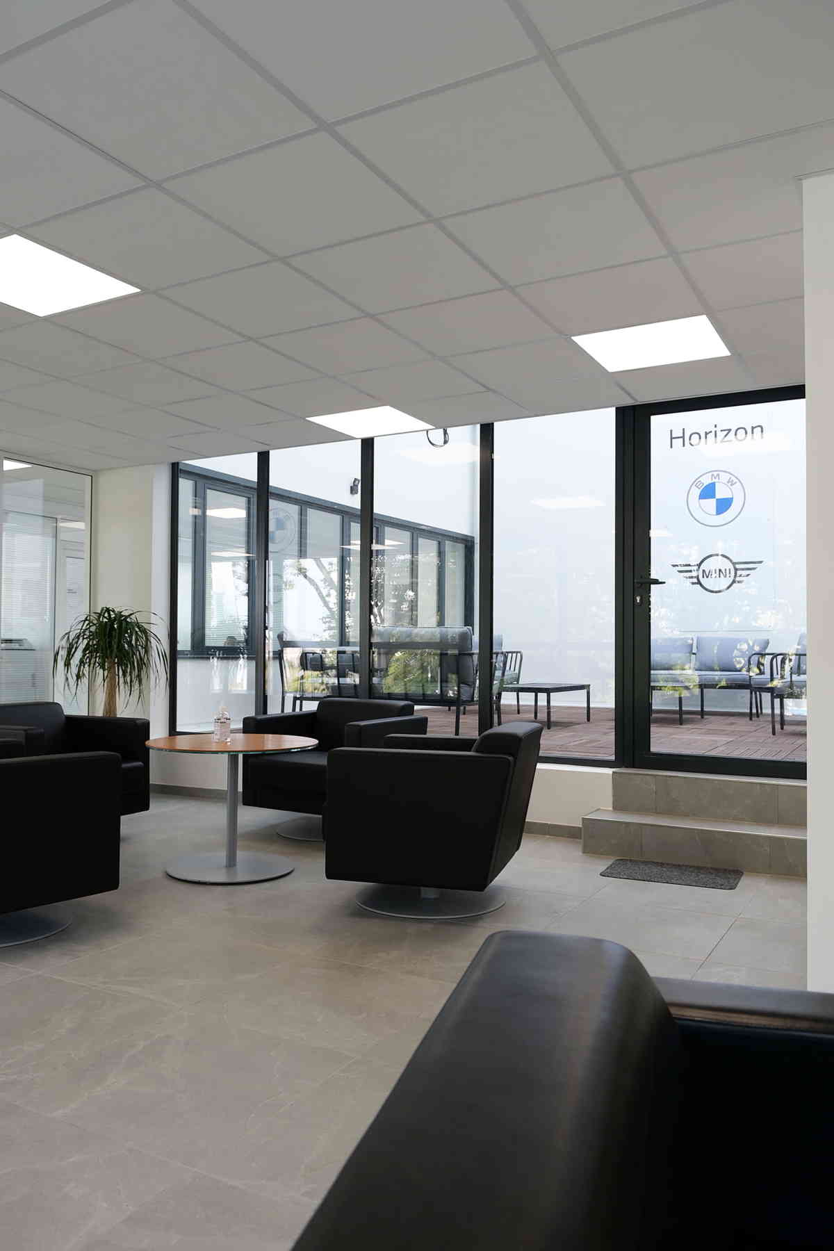 réhabilitation aménagement intérieur et patio espace attente clients - BMW MINI Nanterre 92